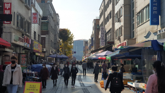 안산 다문화 음식거리가 코로나19 확산에 4월 들어 거리가 한산했지만 지난 5일 찾은 거리에는 다시 손님들의 발길이 늘어나고 있다.